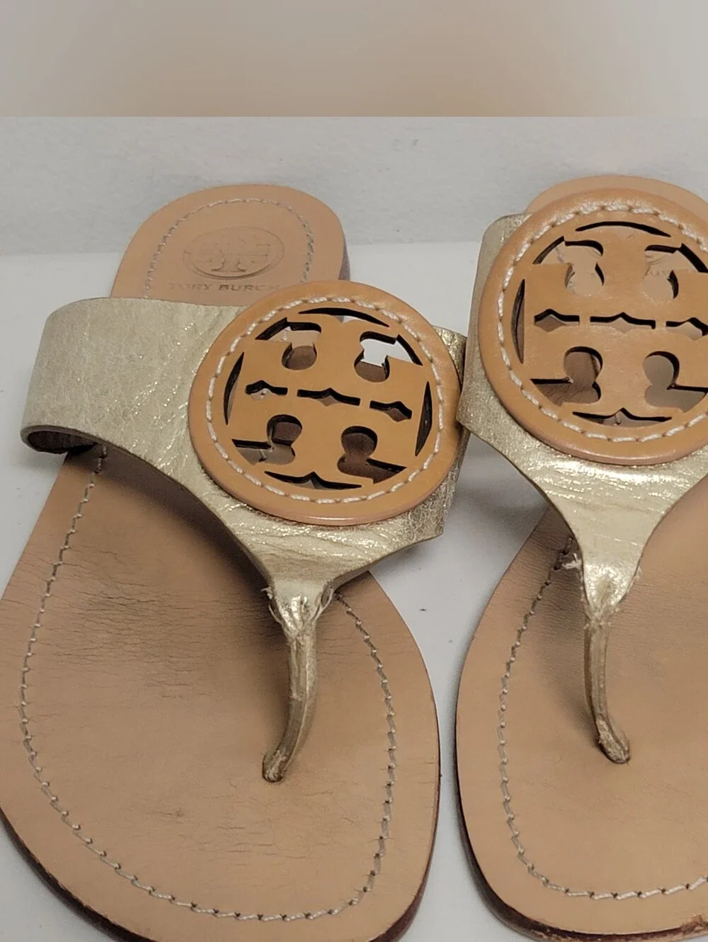 Tory Burch Metallic Gold Leather Louisa Thong Sandals  Tan Medallion Size 8M.